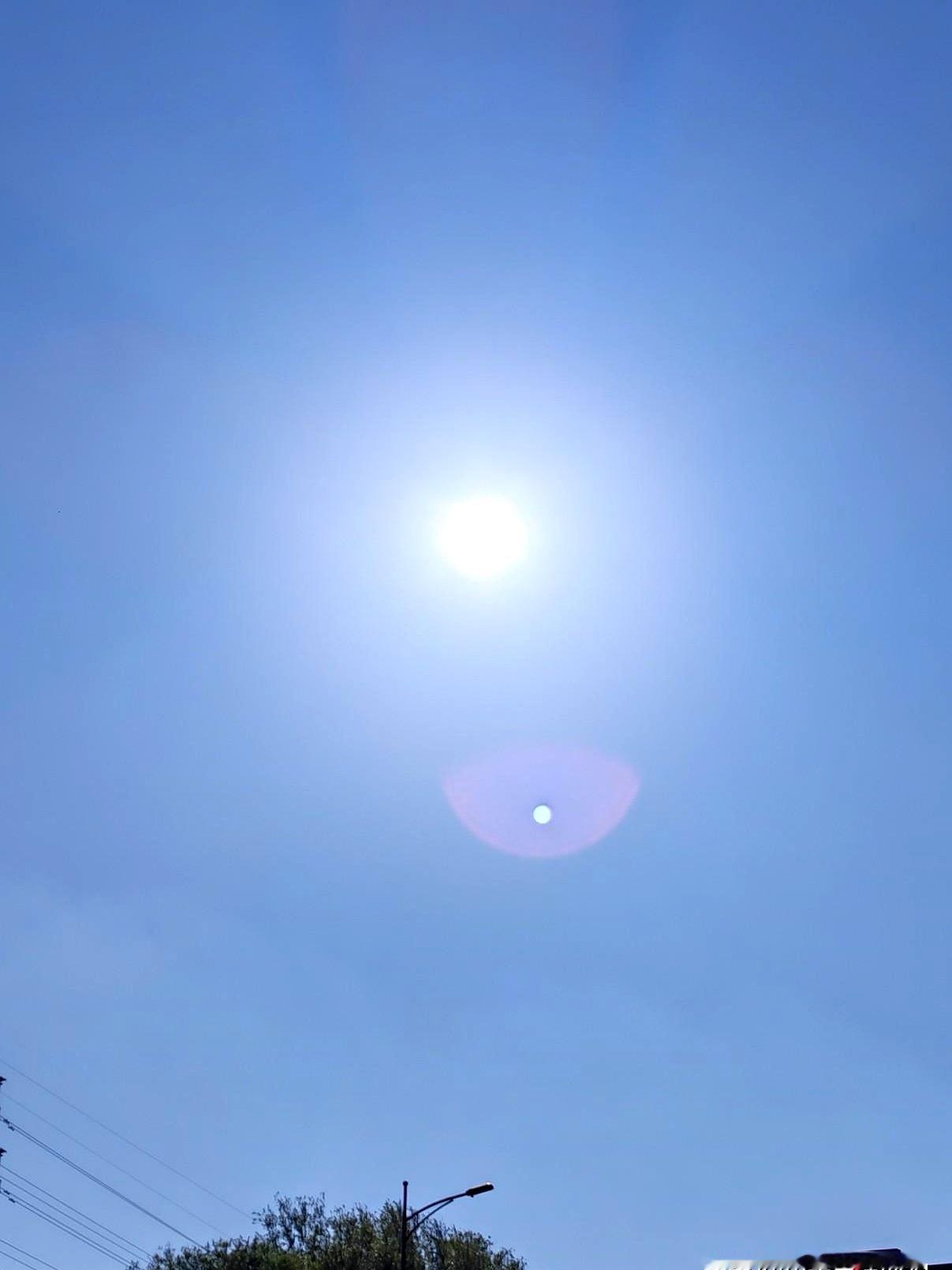 去年夏天电费交到心滴血，今年这中伏天，我家空调居然都能准点“下班”了，老天爷这是