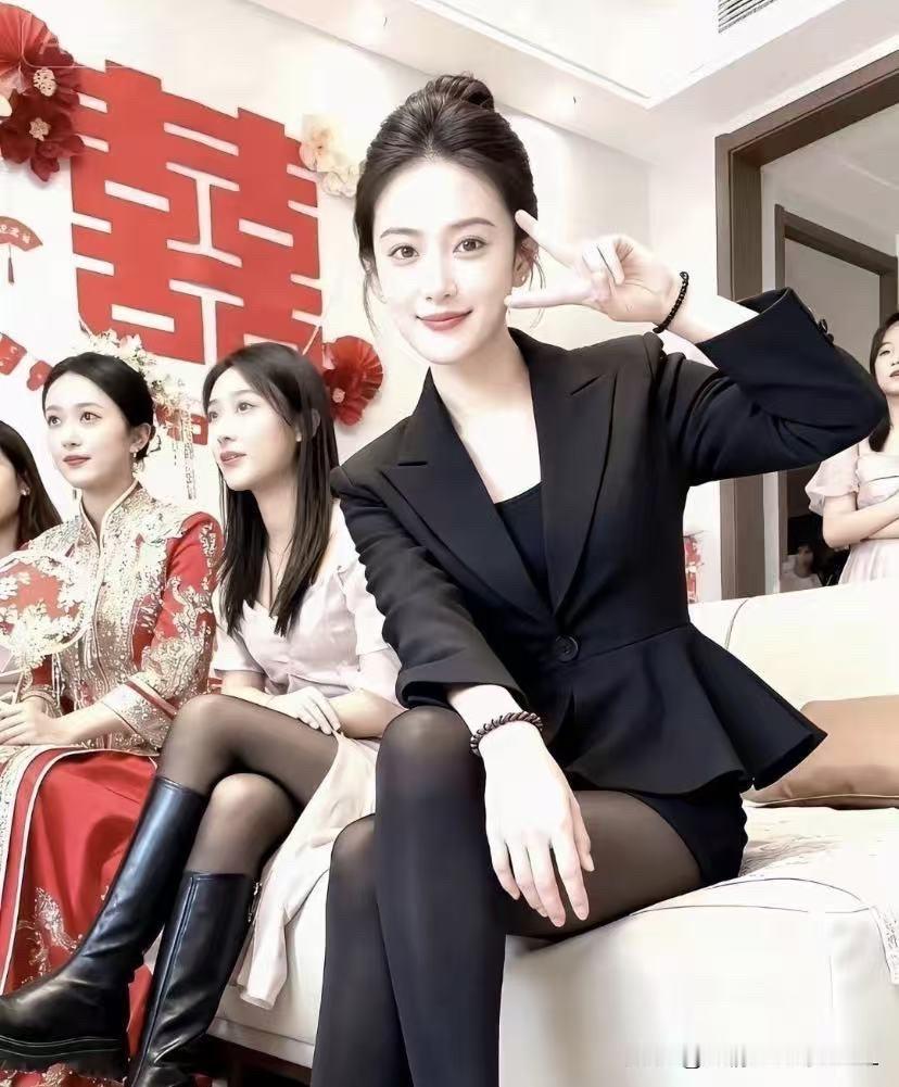 不怪新娘一脸的无奈，换谁不是呢？
看到这位伴郎小姐姐的照片，不得不说新娘的婚礼被
