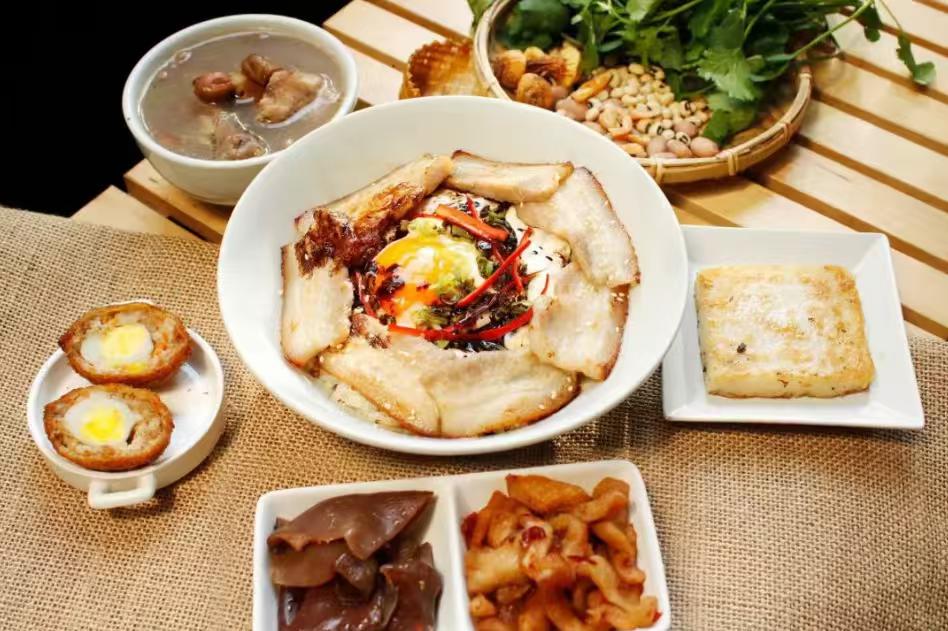 昨天和一位女性朋友吃饭，她说：低成本过日子，但有三样东西，真不能追求最低成本。