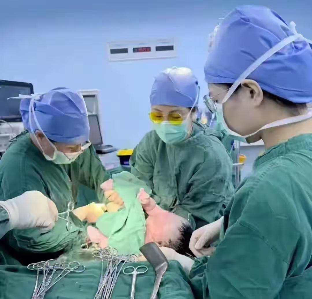 江苏无锡，周女士27岁体重330斤，顺利产下一名4850克的新生儿，母婴平安。