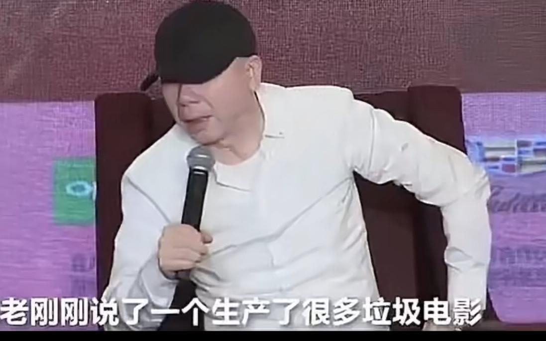 《抓特务》票房这个事儿看来对冯小刚打击挺大，属于晚节没保的状态！于是在专访的时候