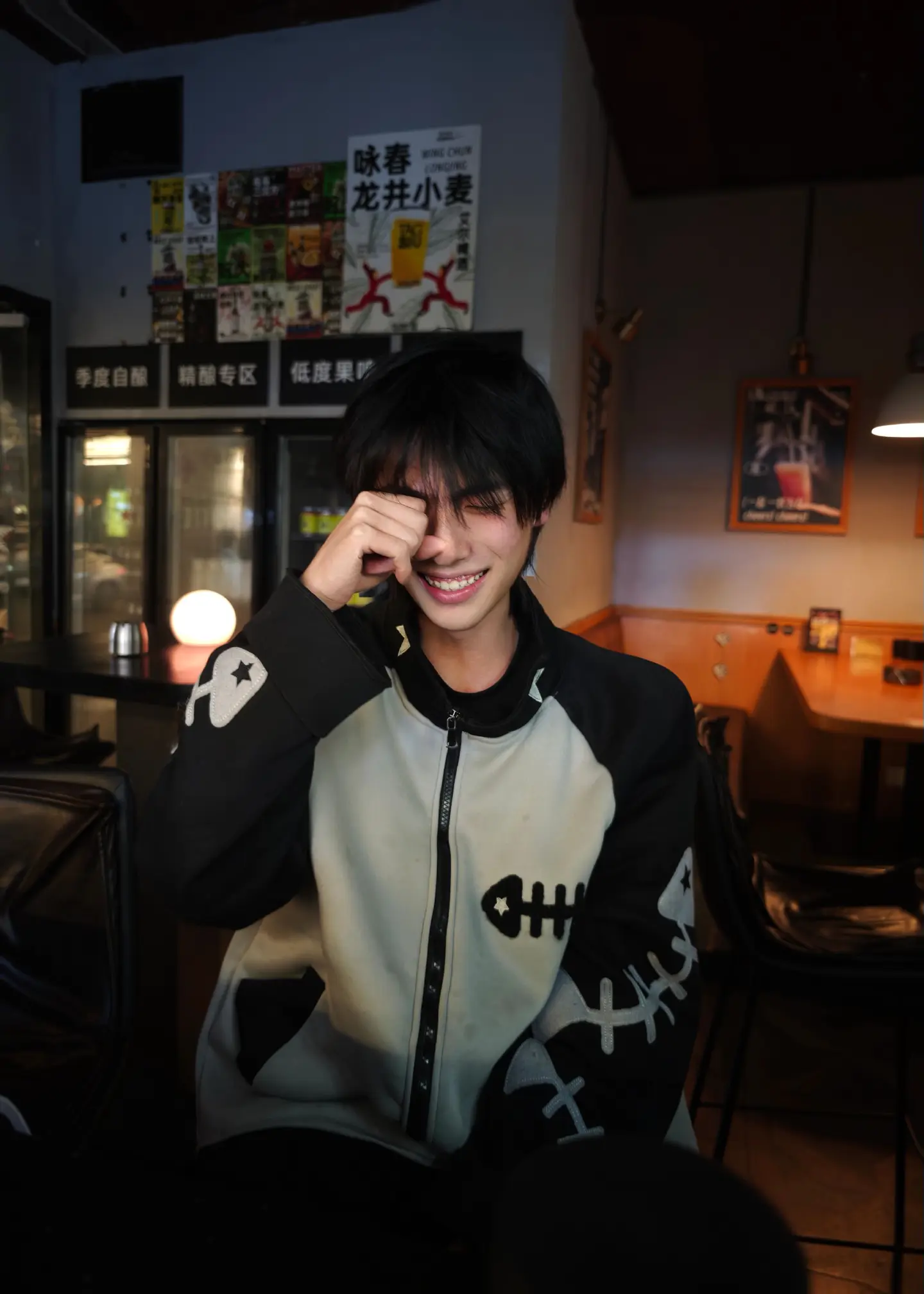 他的牙齿很整齐，笑起来也可爱。