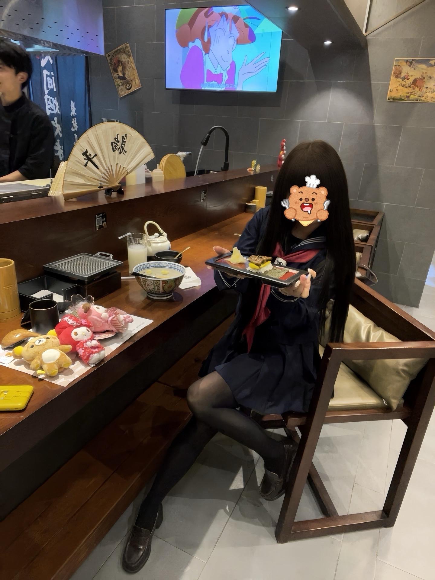 她一定比我成熟