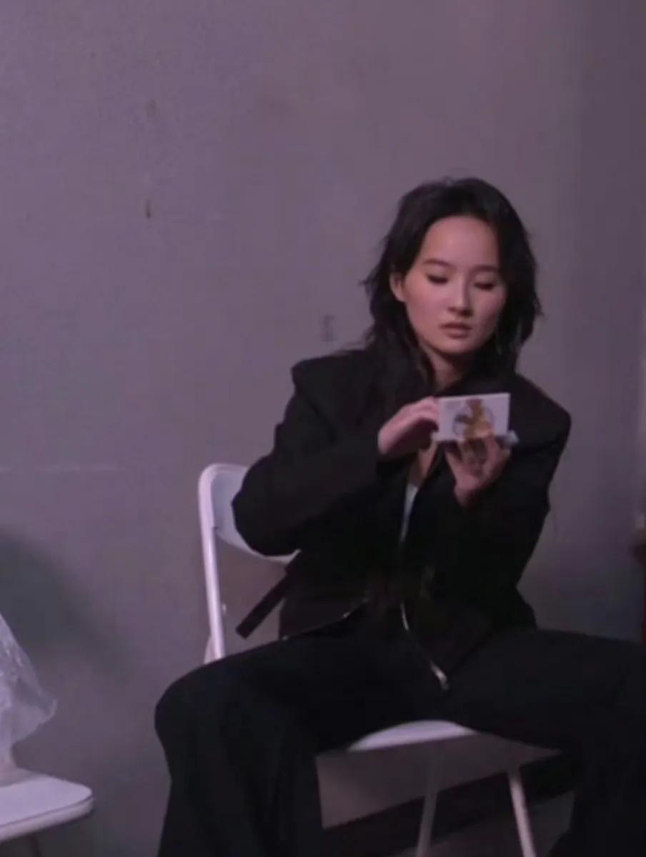 有点心疼张钰琪，拎了个塑料袋自己默默补妆，参加《歌手》没有化妆师也没有助理，头发