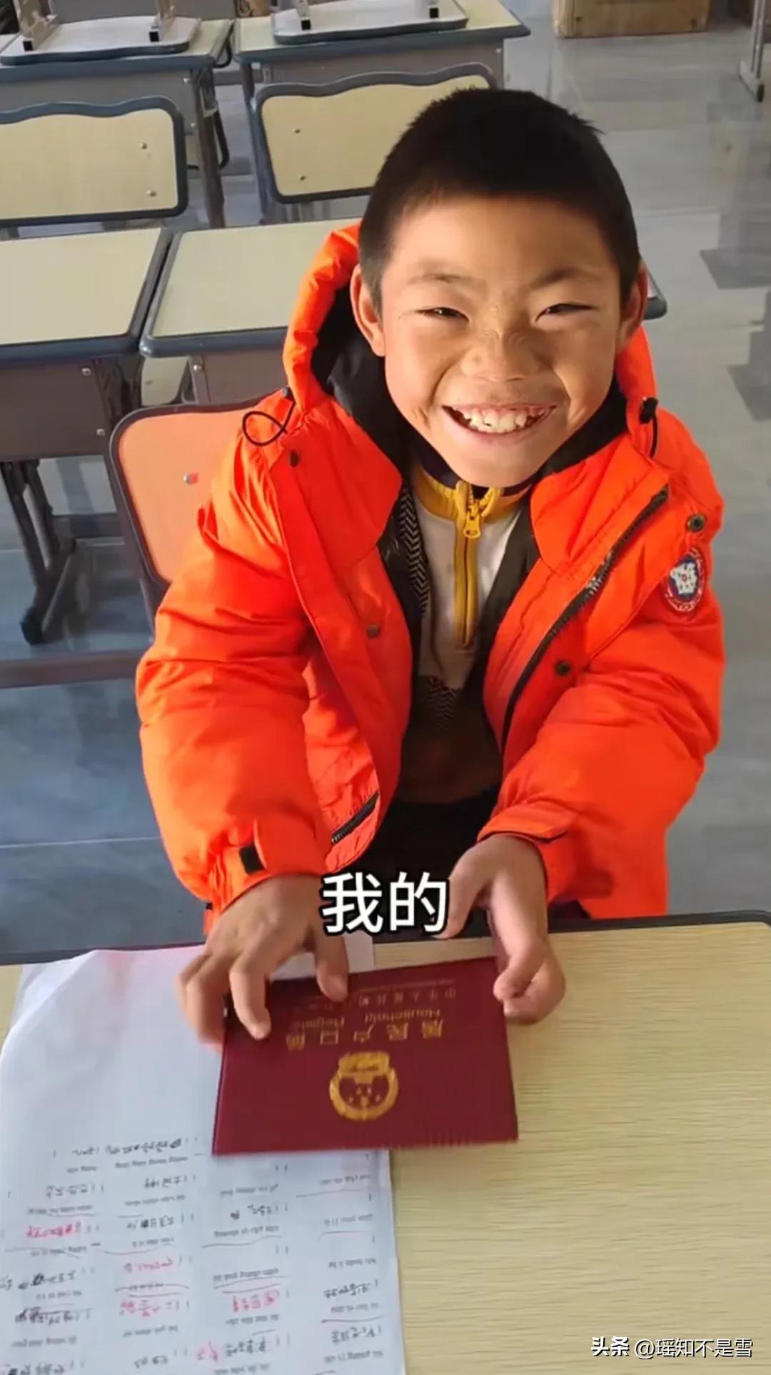 四川，大凉山，2023，一个无父无母，无户口，无学籍，脑瘫导致一条腿不便的孩子，