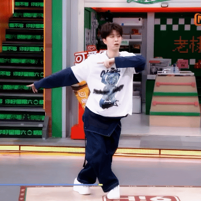 范丞丞综艺感范丞丞玩游戏放得开又有梗，不管是互动还是即兴表现都超亮眼，综艺感真的