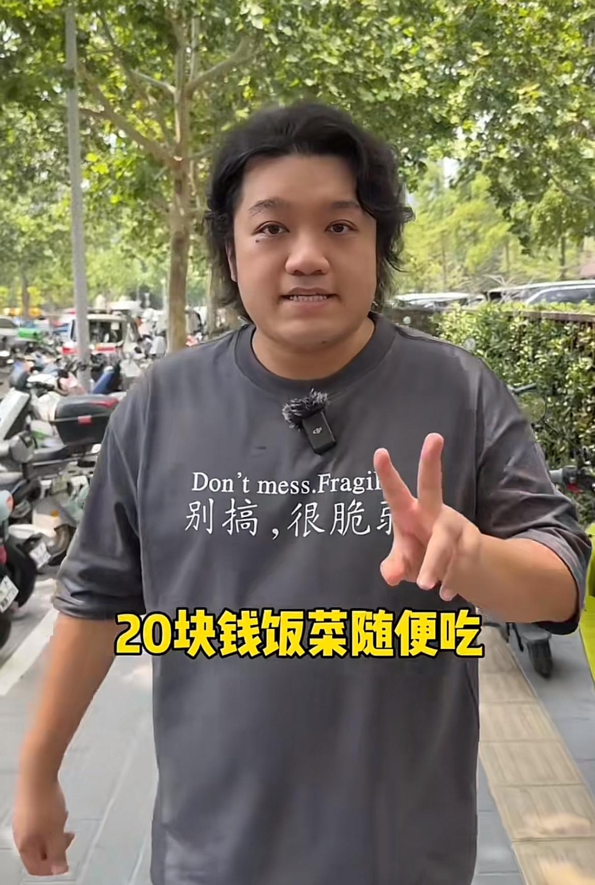 这个小伙子曾经出演过家有儿女这部电视剧，但现如今他和张一山杨紫无法相提并论，我估