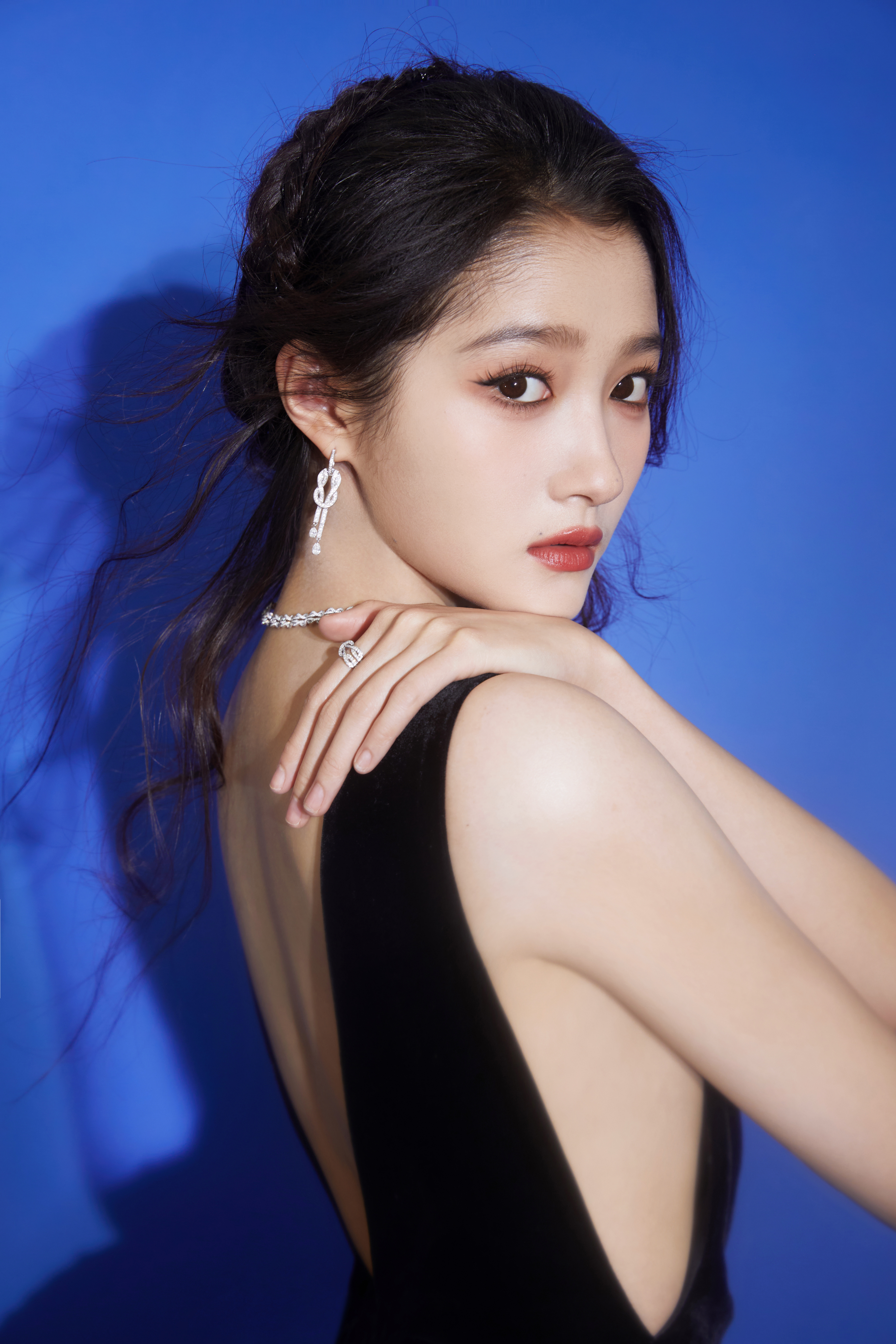 关晓彤 #闫妮关晓彤 微醺母女##关晓彤开叉刺绣裙# ​​​
