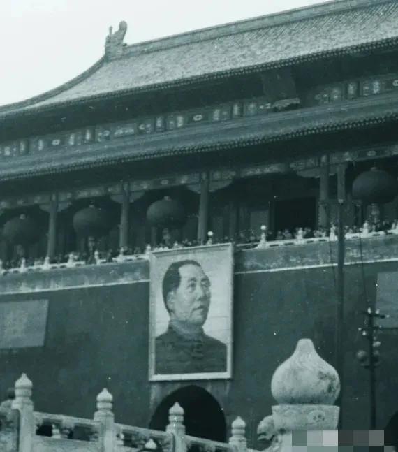 1950年，铁匠朱其升看到家家户户都挂上了毛主席头像，他竟然张口告诉妻子毛主席是