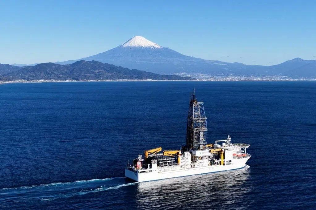 联合早报今天报道：“日本与美国拟针对在日本南鸟岛约6公里深的海底开采稀土矿产进行