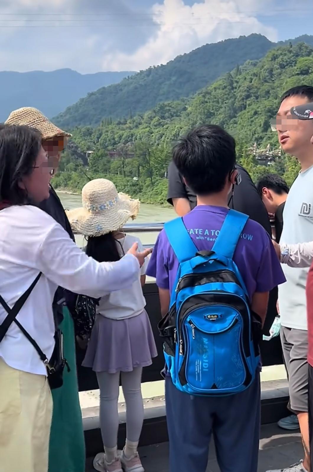 眼镜男说12岁背包孩摸了他草帽女儿，其实这种话不要随便说的。人家妈妈眼镜女不干了