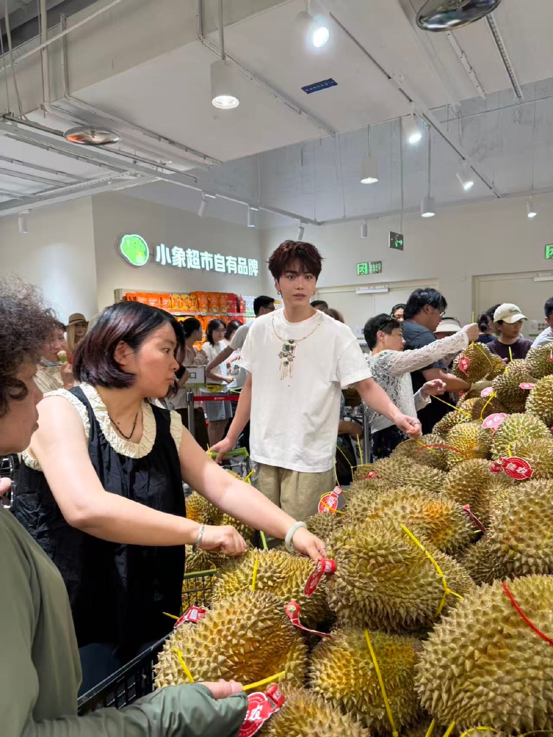 男明星在小象超市抢购榴莲小象超市杭州首店今天刚开业，邵子恒直接冲过来抢榴莲，开业