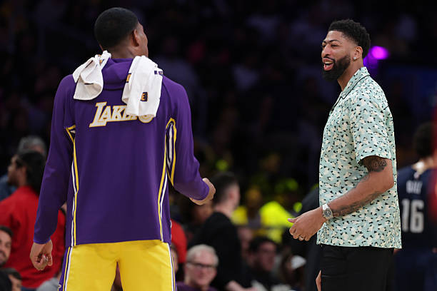 八村垒赛后表示，他很惊讶今晚看到浓眉坐在奇才替补席，因为他都忘了AD已经被交易过