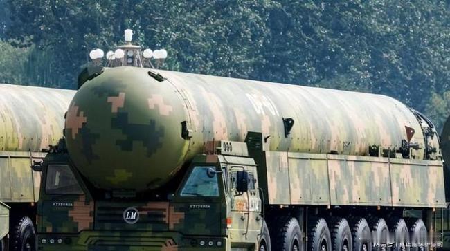 其核心意义在于，它与巨浪-3潜射导弹、惊雷-1空射导弹共同构成了更可靠的“三位一