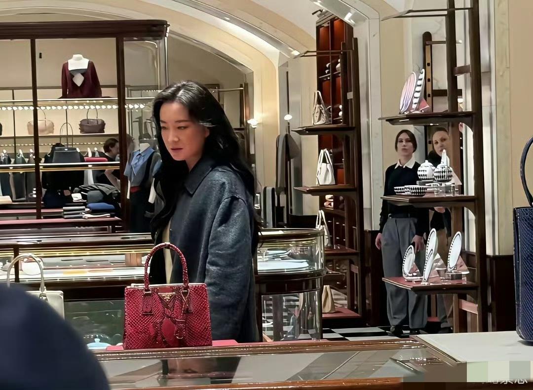 贾玲的蜕变令人惊艳，她已彻底告别昔日肥胖搞笑的形象，转而以高冷时尚的全新姿态亮相