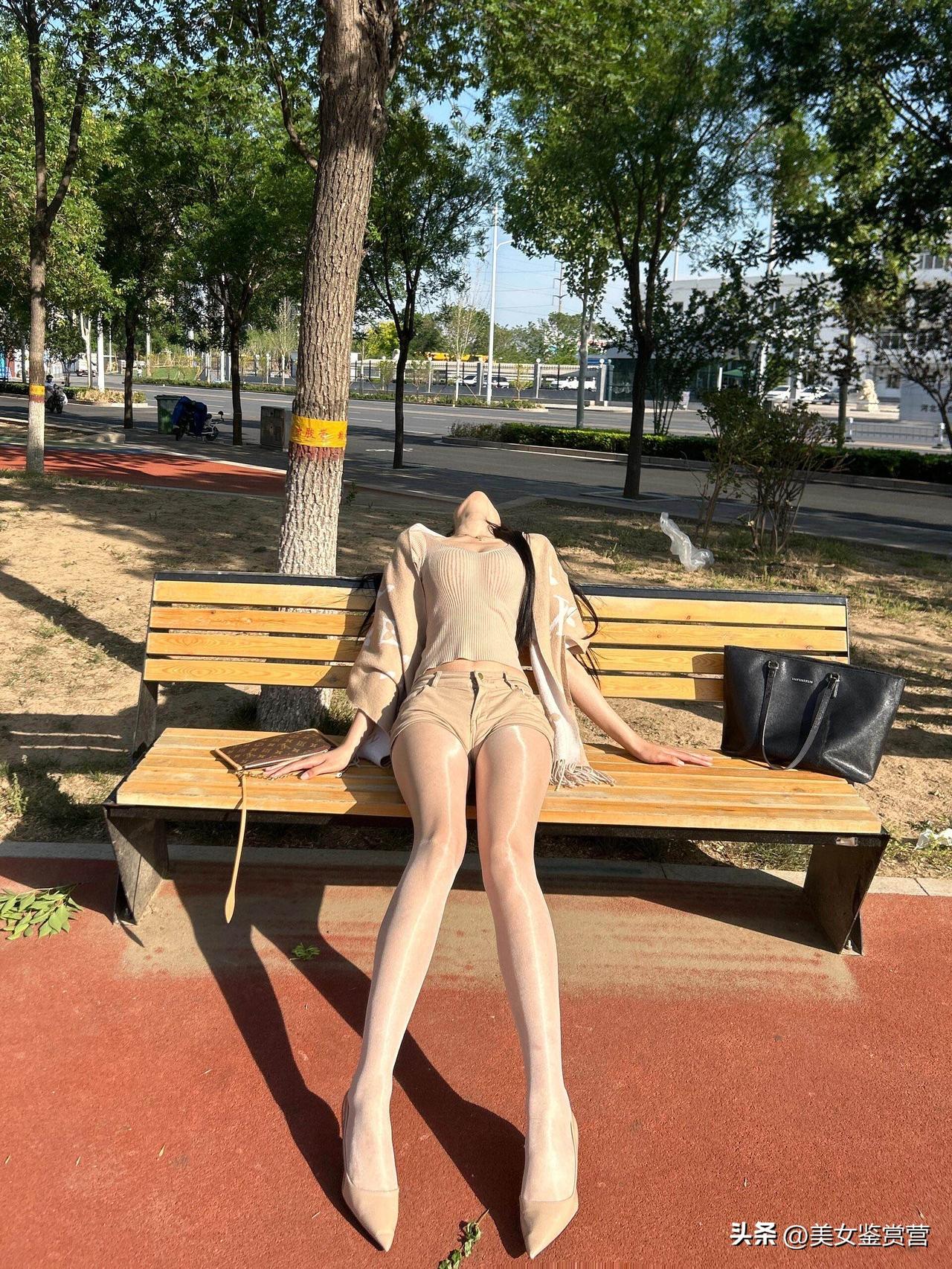 午后的阳光穿过树影，落在公园的木椅上。她一身浅色系的针织套装，配上裸色丝袜与尖头