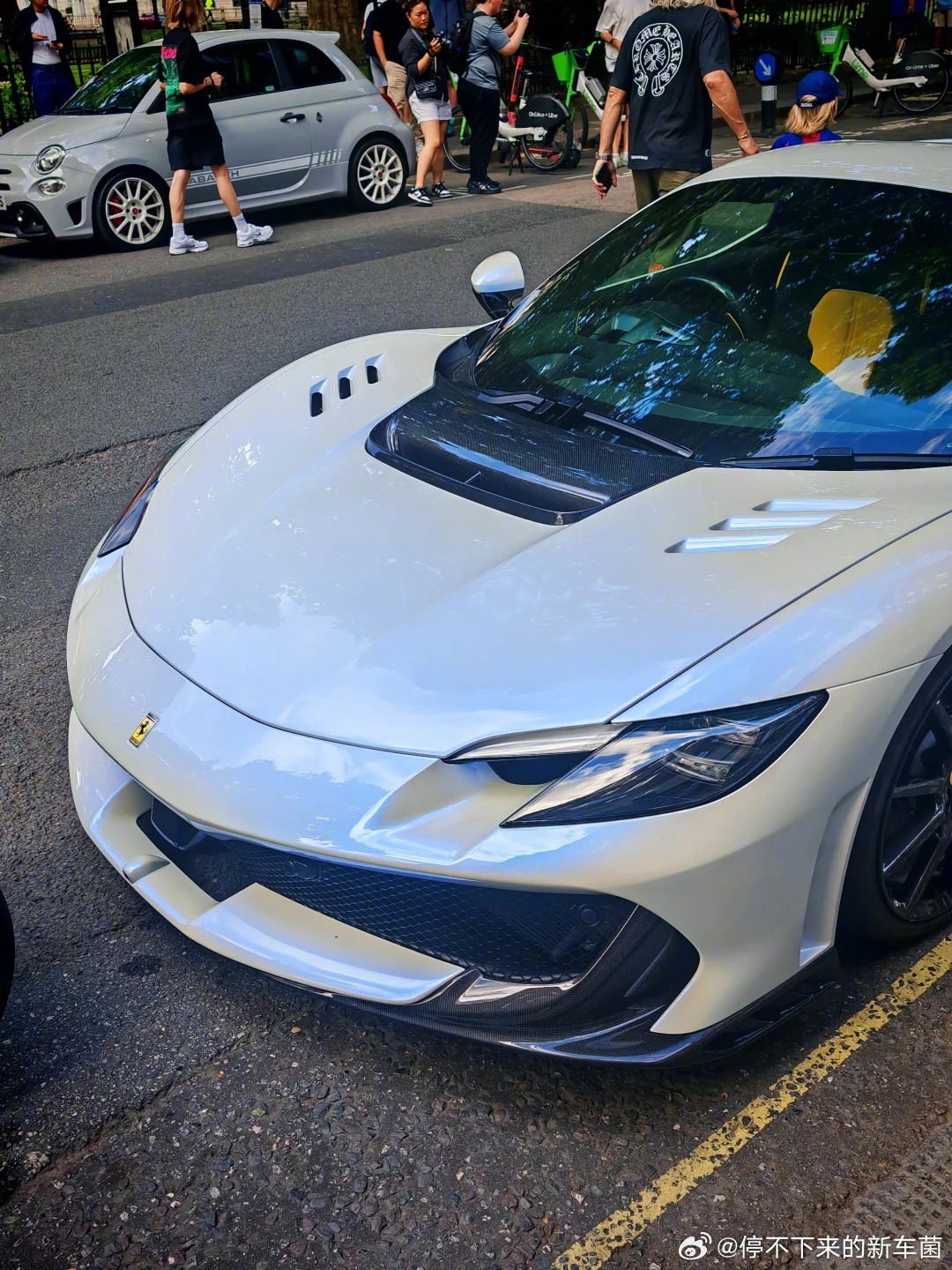 Ferrari 296 Speciale，感觉整个车在发光