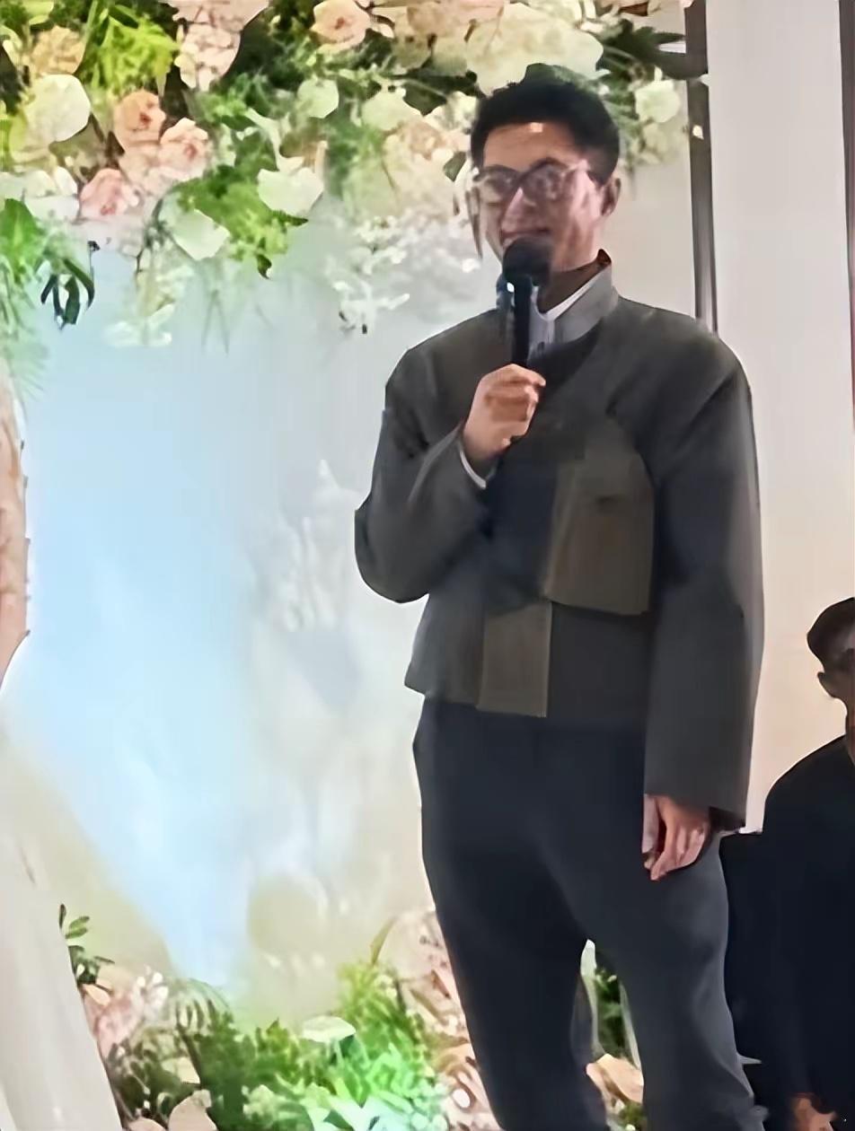 有网友晒出古天乐在某婚礼做司仪的照片，照片中的古天乐打扮休闲，55岁的年纪身形依