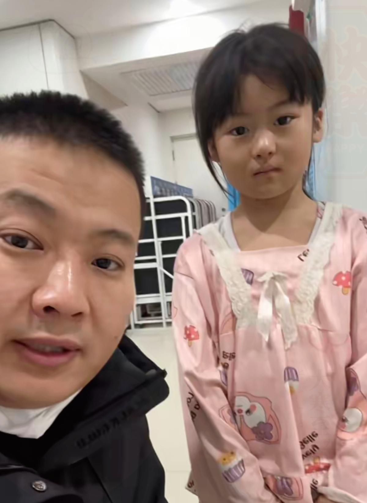 谁看了不心疼！黑龙江7岁女孩在医院里忙前忙后照顾爸爸，打饭喂水买药样样熟练，那股