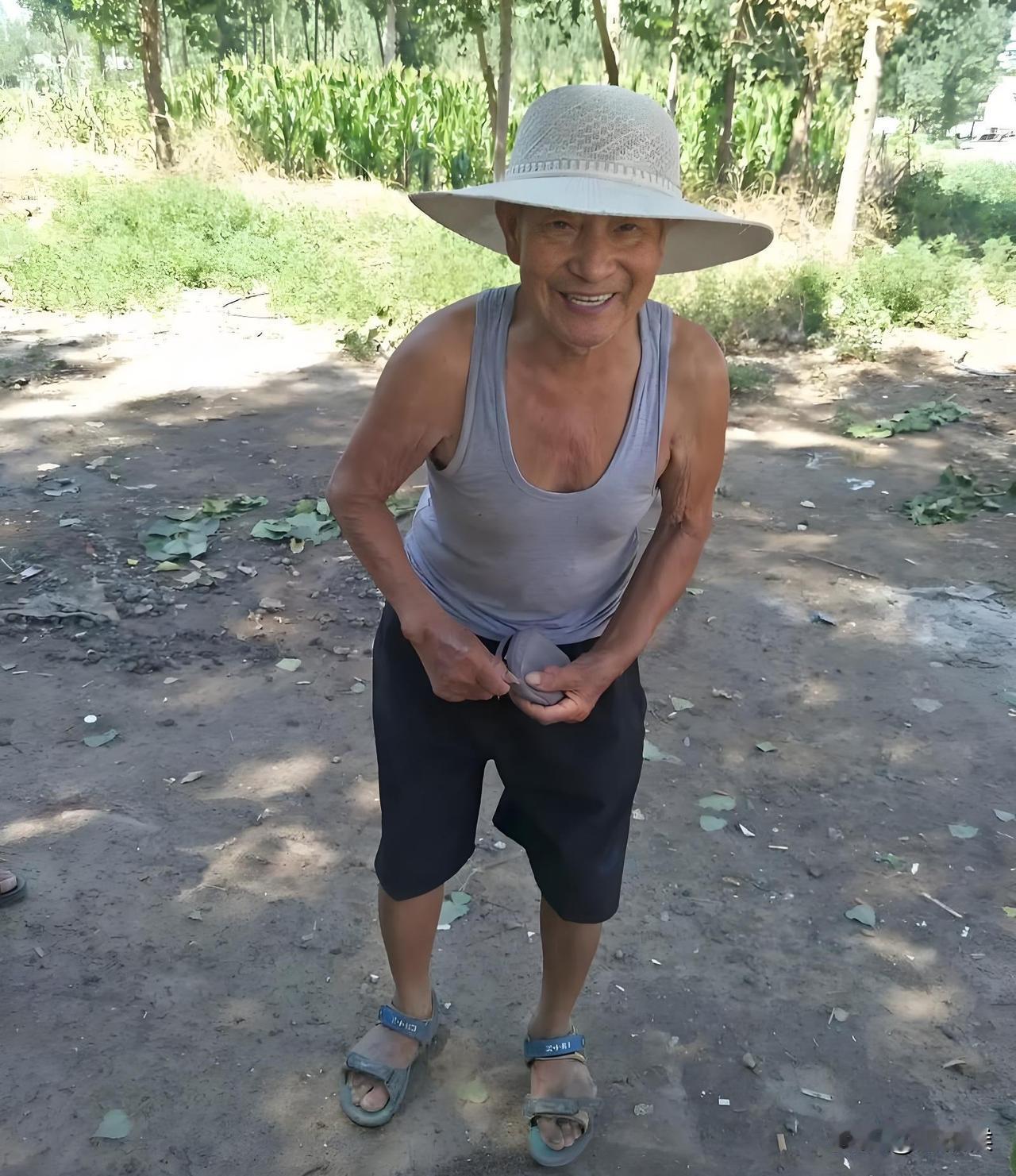 小时候，我管姥爷叫“拔菜佬”，至于叫法是谁起的，我也不知道，后来感觉好像是自己开