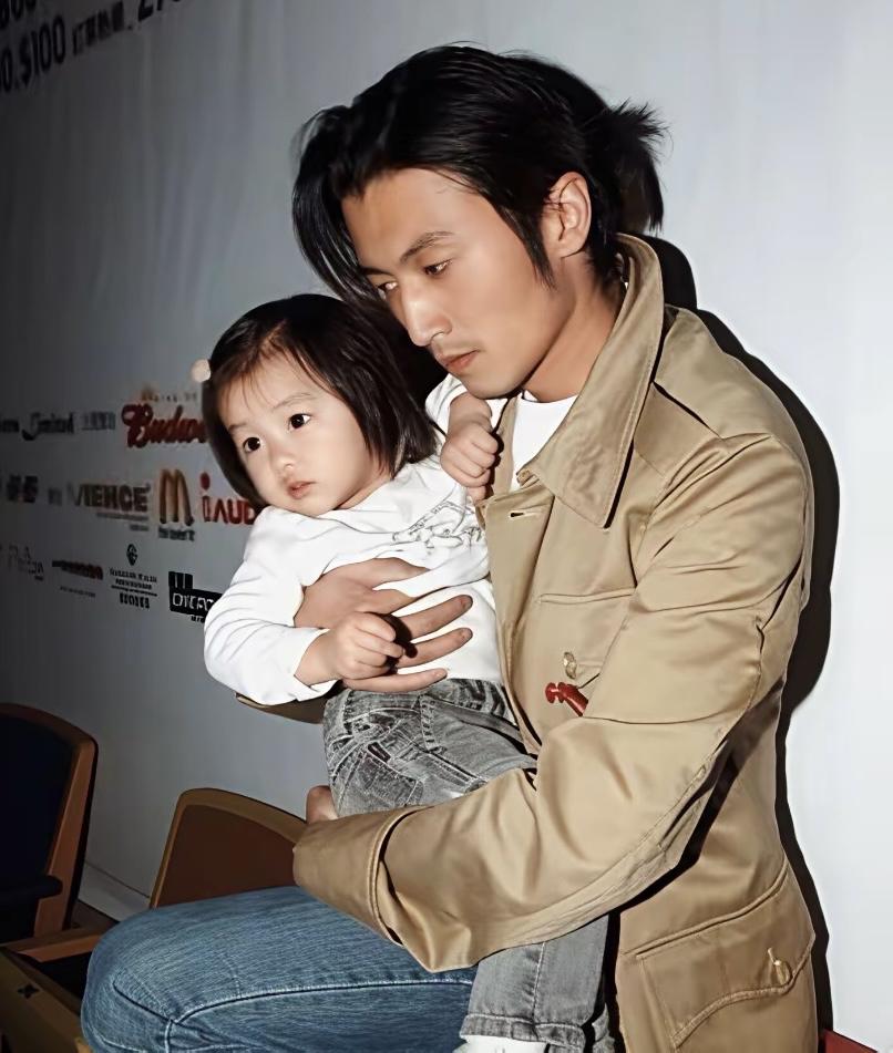 谢霆锋的旧照，2006年，谢霆锋抱着陈奕迅的女儿，出现在陈奕迅在香港红磡体育馆举