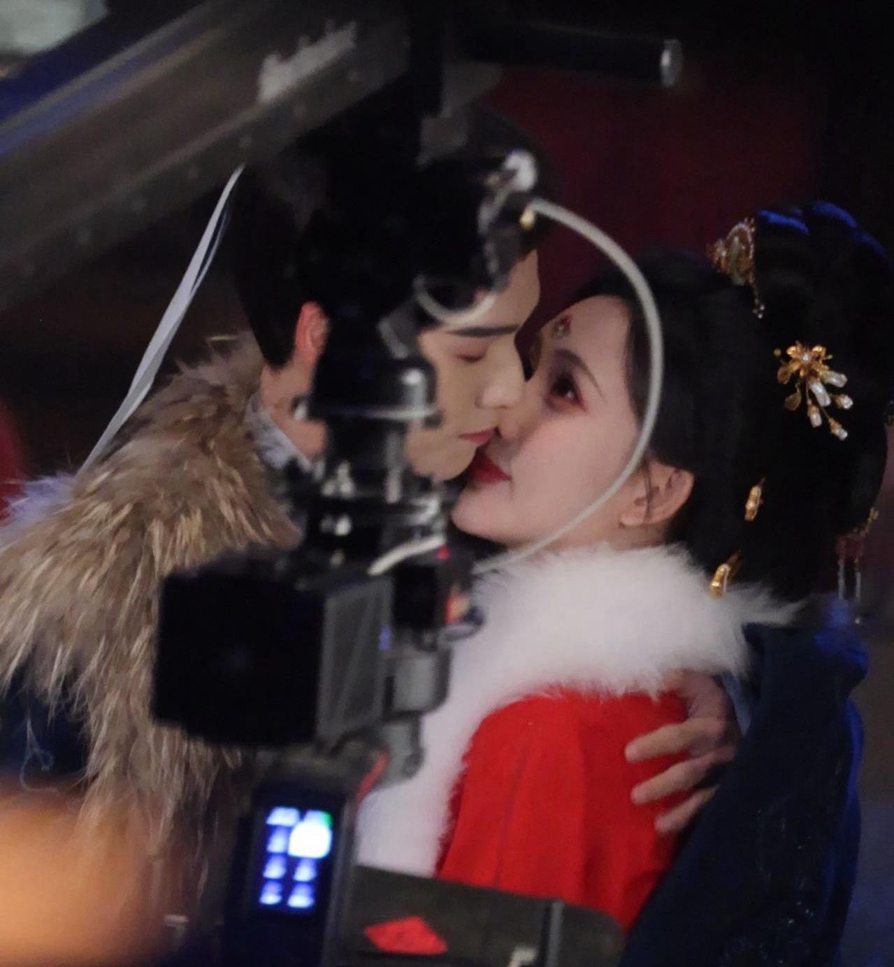 五小时。
吻戏。
羽绒服裹着，互相蹭体温。
导演喊卡了，手还没松。
路透的镜头不