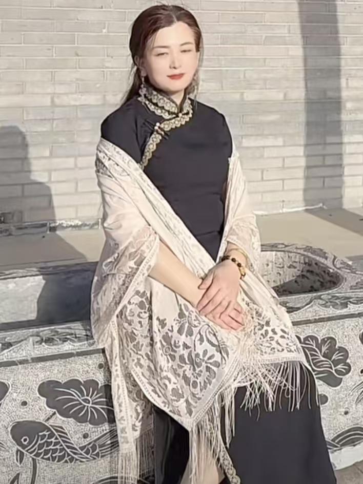 塞鸿秋.题玲儿
小院深沉人静悄，
独寻清趣情偏好。
非关酒力催人倒，
自是心神耽