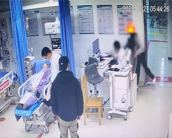 一女子陪朋友看病，脾气却太暴，竟忍不了医院急诊也要排队，要有个先来后到，轻重缓急