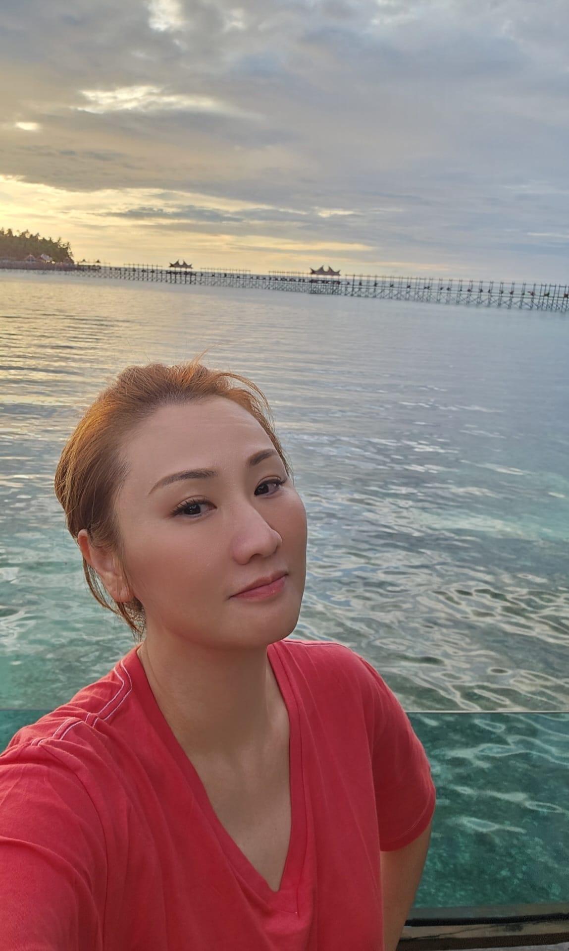 她是香港著名男星吴岱融的老婆，曾经参加1987年环球小姐选拔赛，并获得香港区冠军