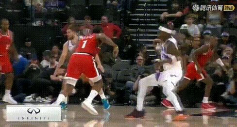 潇洒！哈登丝滑连招中投回来了。
图1-2：先向左运球突破立马一个转身拉回来，再接