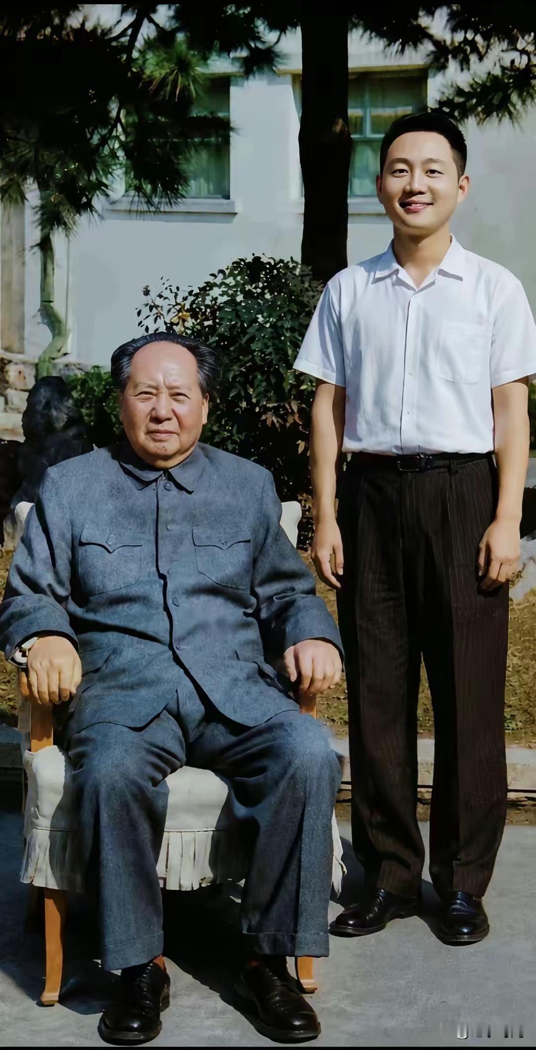 不懂就问，第一次见毛主席的这张照片，忍不住向大家请教，站在伟人右侧的男同志，他是