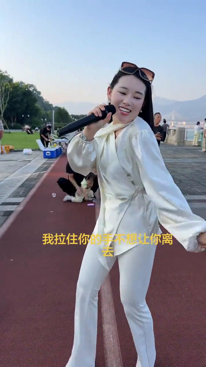 想起我们初相遇，我就爱上了你。那时你也很羞涩，含情脉脉地告诉你第一眼我就喜欢你。
