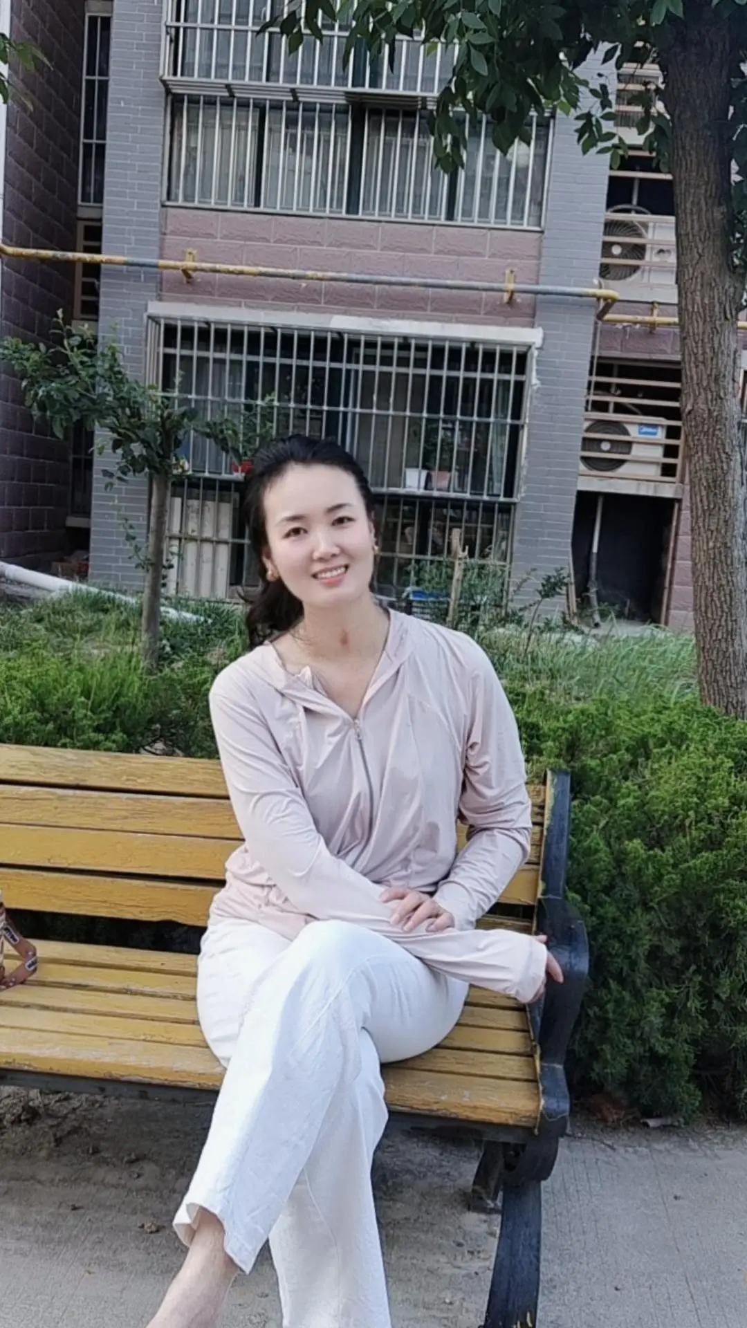 任何时候都不要期待改变别人，就像下雨,你可以选择打伞或者打车，唯独不能跟雨较劲。