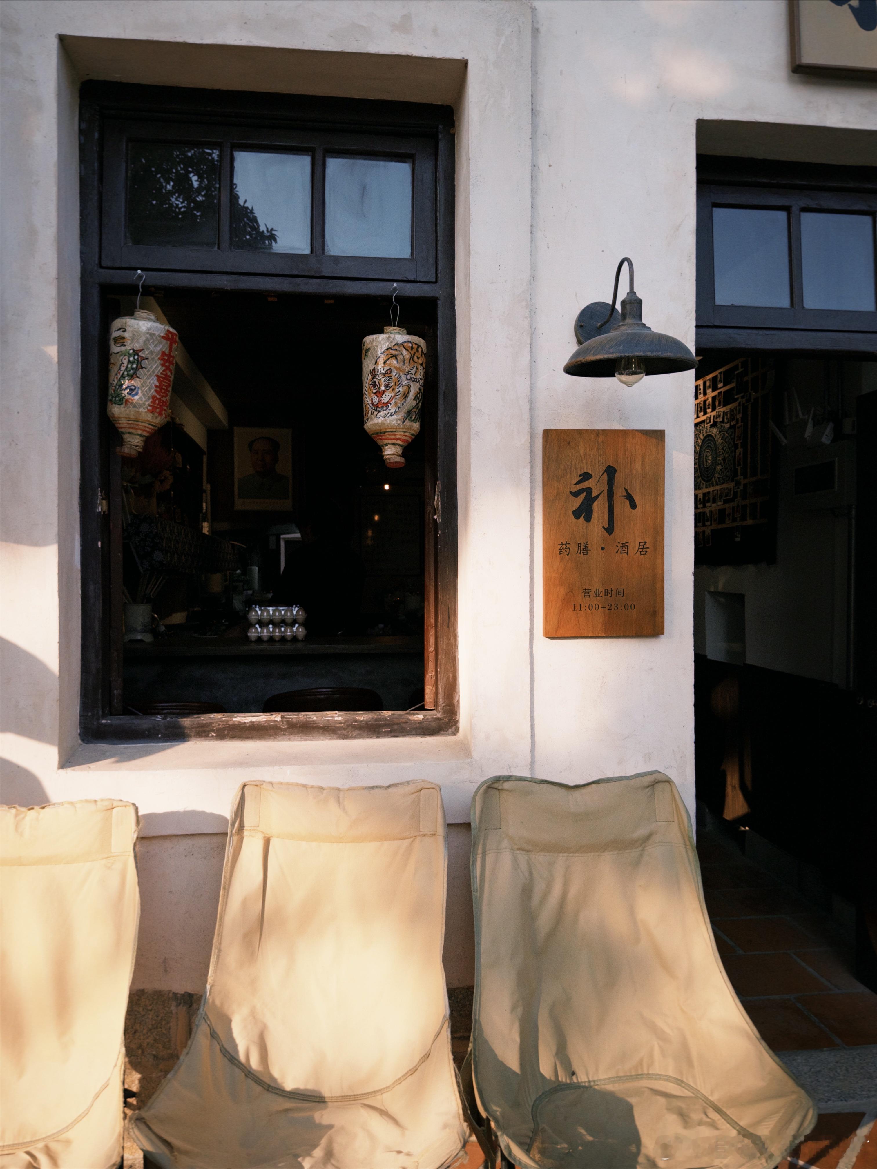 老己已经开始布局2026早早的到咖啡店开始规划新的一年旧式风格的门楹 淡淡的建筑