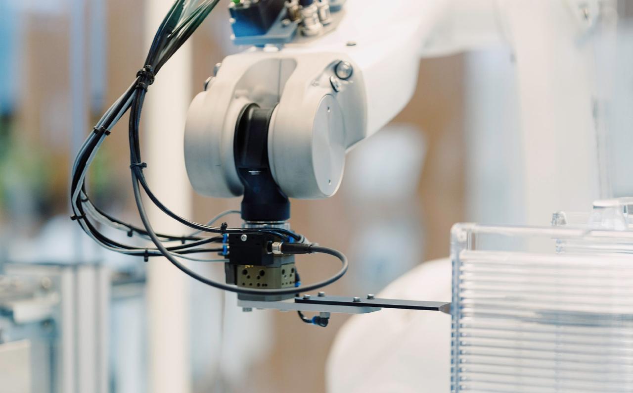 【半导体又迎涨价函】晶圆代工厂联电下半年涨价 据台湾工商时报消息，4月17日，晶