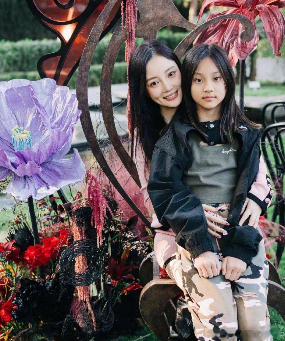 小甜馨真的好美啊，和妈妈长得一模一样，以后一定是个大美女，前提是千万别整 ​​​