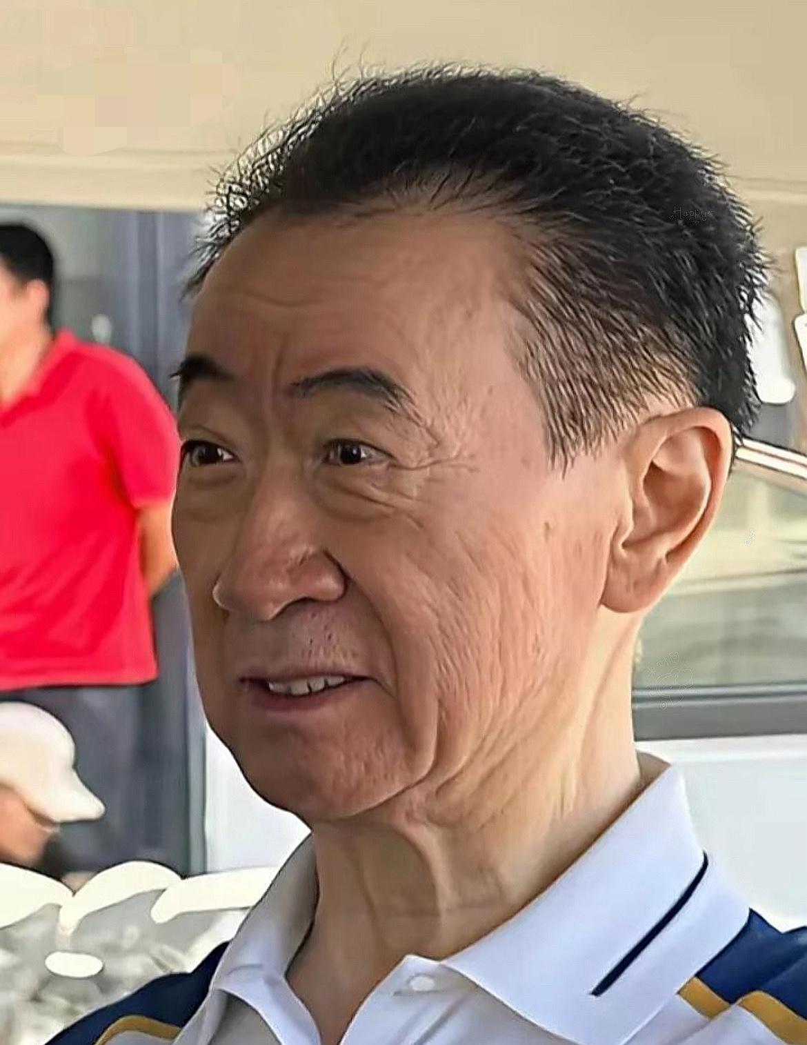 我问表哥:“王健林就剩100亿了，瘦得都脱相了，为啥王思聪还继续乱花钱呀?”
