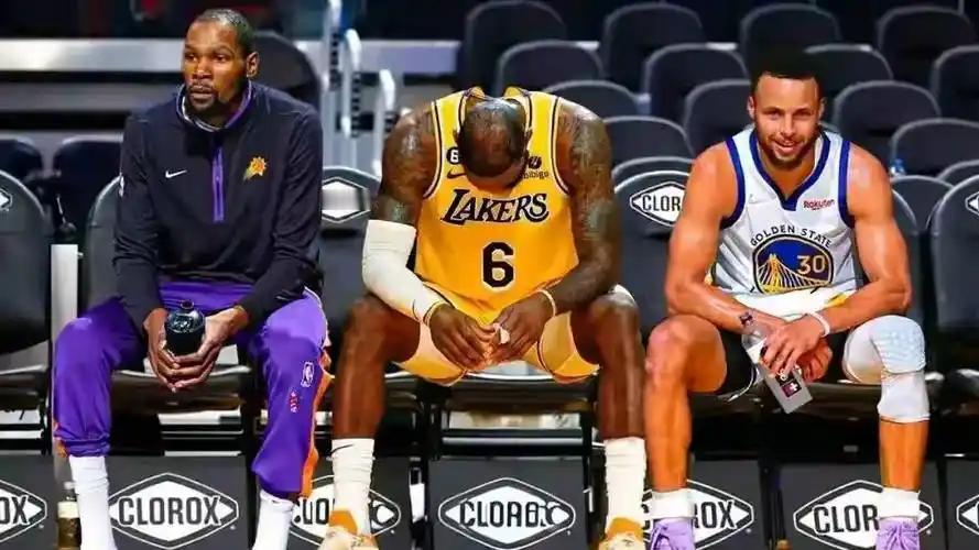 别拿东契奇的防守和库里比了，光态度上就不是一个等级的


你能在场上看到库里被大