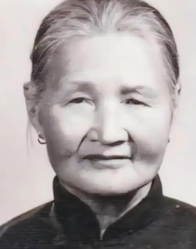 1940年，21岁的八路军政委蔡永，被叛军追赶，18岁姑娘郭瑞兰为救他，假扮他的