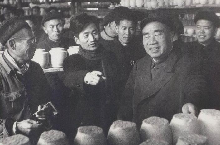 1929年，朱德和妻子在吃饭。突然，敌军踹门而入：“抓住朱德！”妻子灵机一动，抓