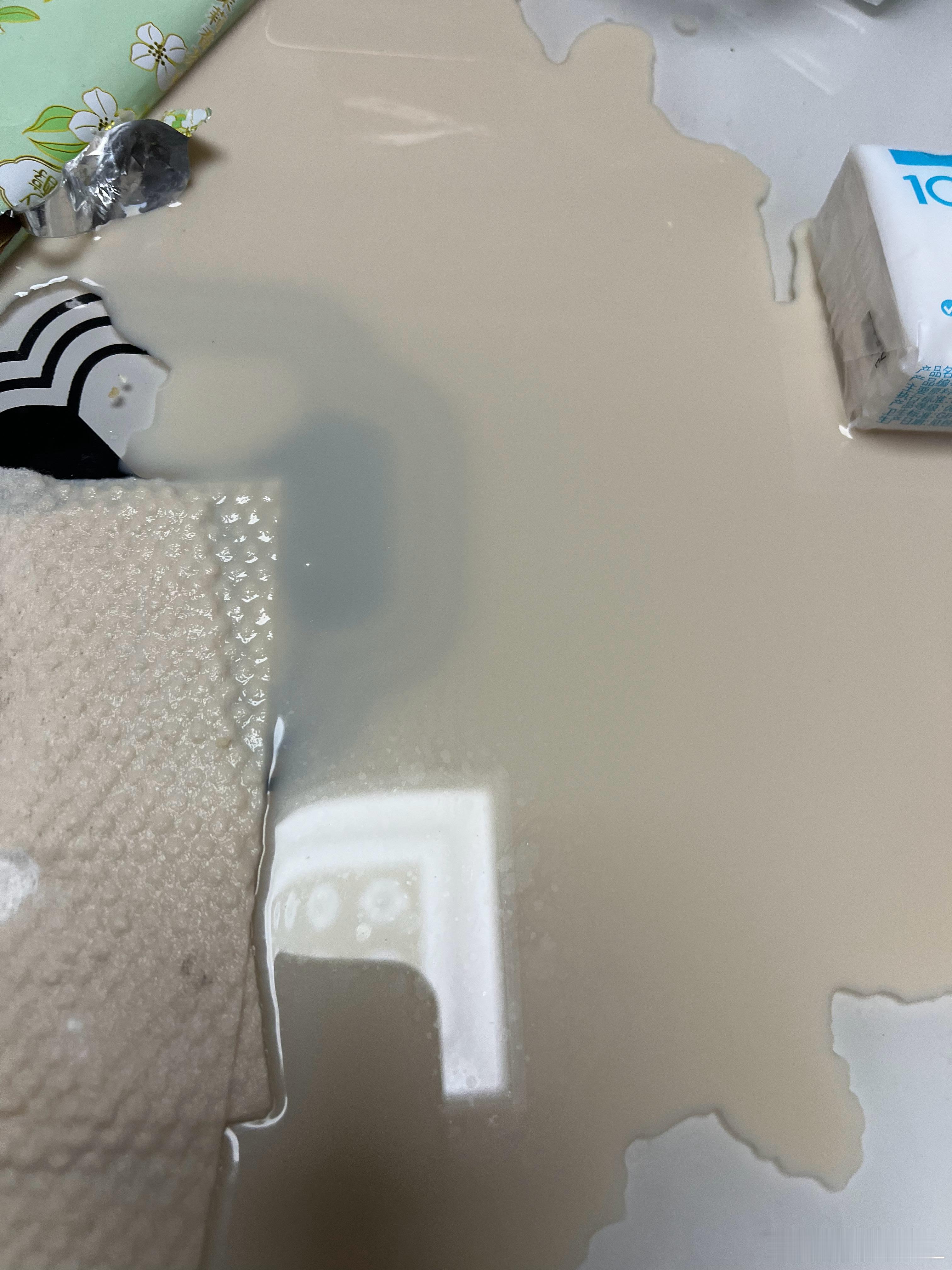 闯祸我是认真的，自制的拿铁被我一脚踹洒了 