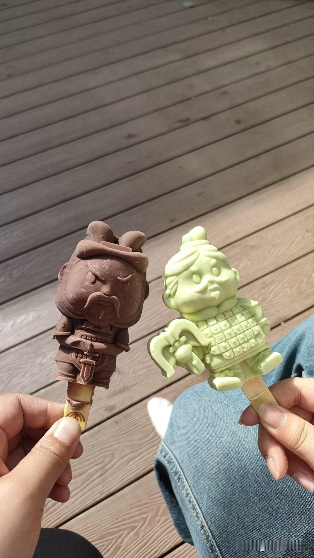 到陕西了，
自然要到始皇帝那里看一下，
威武雄壮就不过多表白了，
对吃货来说，