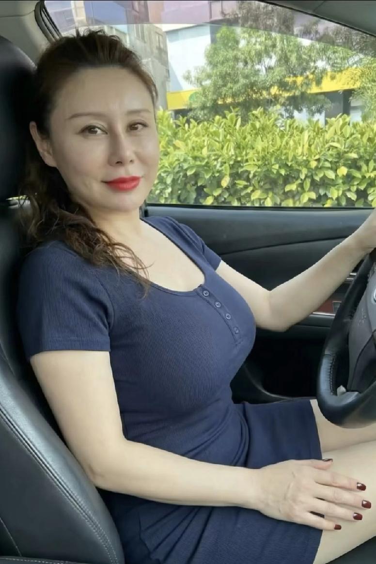 到了一定年纪，微信好友几百个，能随时发“在吗”不觉得冒犯的，不超过三个。

不是