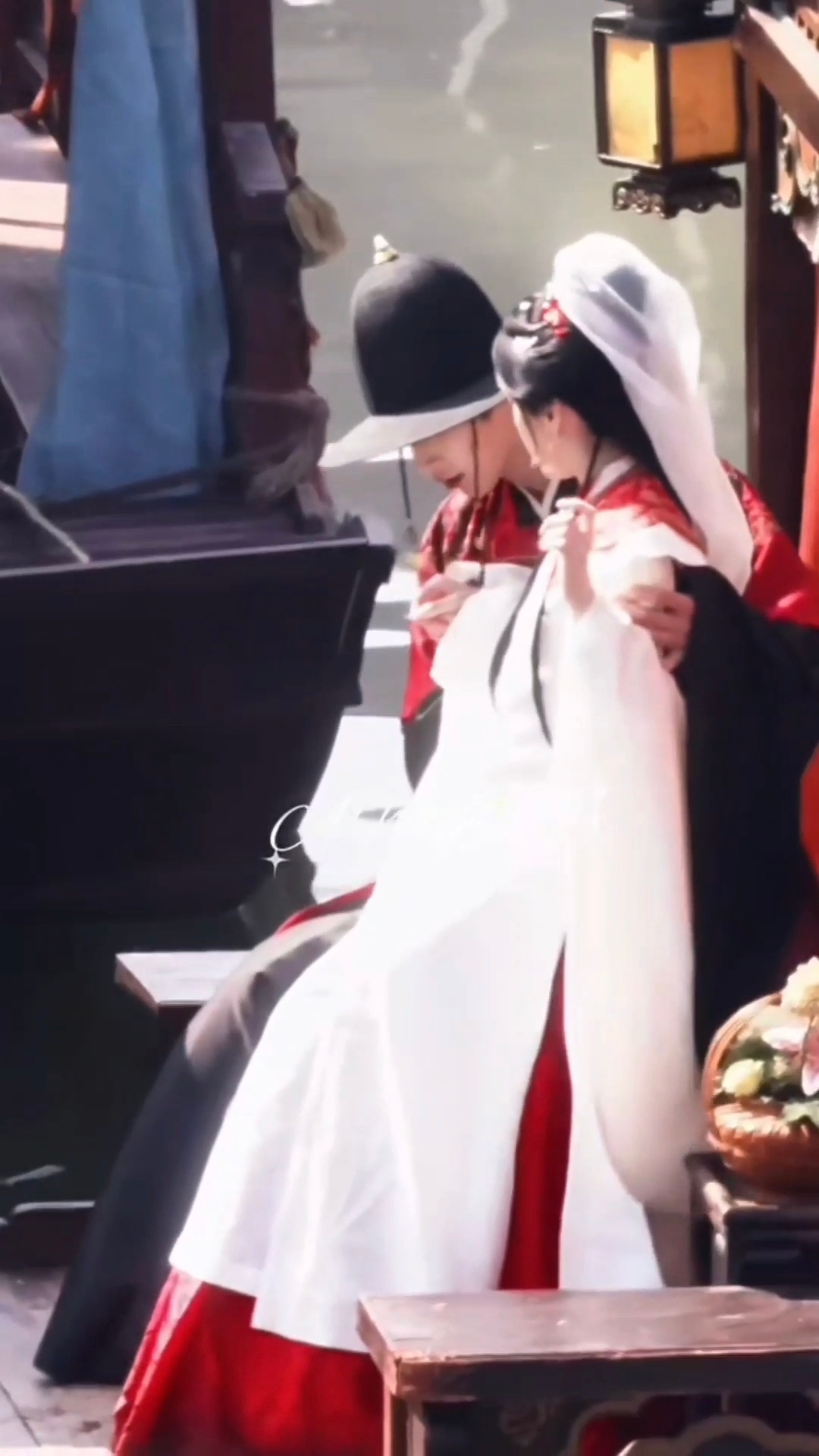 情人节就该红衣配白裳这个萧靖西一把就扶住了任瑶期啊啊啊何与萧靖西男友力何与一把扶