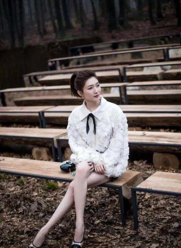 江疏影线下路演被夸成“草莓蛋糕”，这跟屏幕里那个高冷御姐，是一个人吗？
换做是