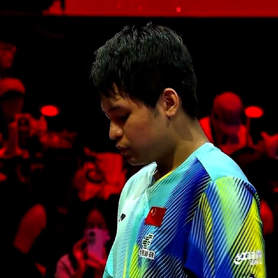 卫冕冠军林诗栋低着头把球拍塞进包里，止步十六强。就在隔壁球台，排名三十开外的陈垣