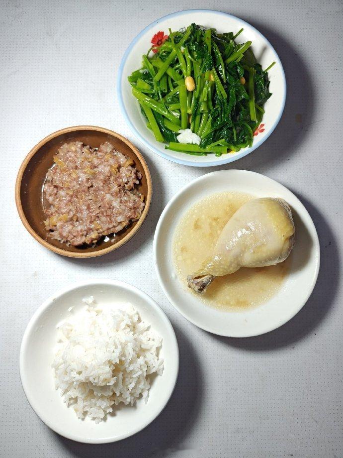 晚饭，盐油蒸鸡腿3.4，黄瓜干蒸肉饼3，豆酱炒空心菜2，米饭。