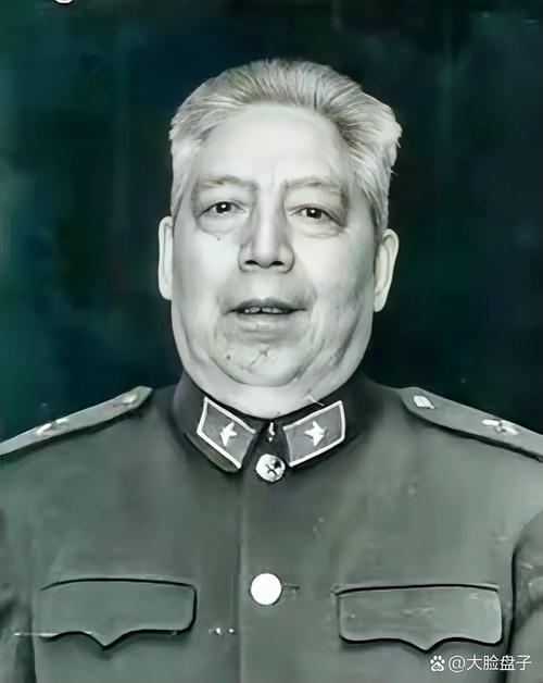 1996年。离休的铁瑛将军正在家里看报纸。就在这时，女婿走了进来。女婿说：爸！你