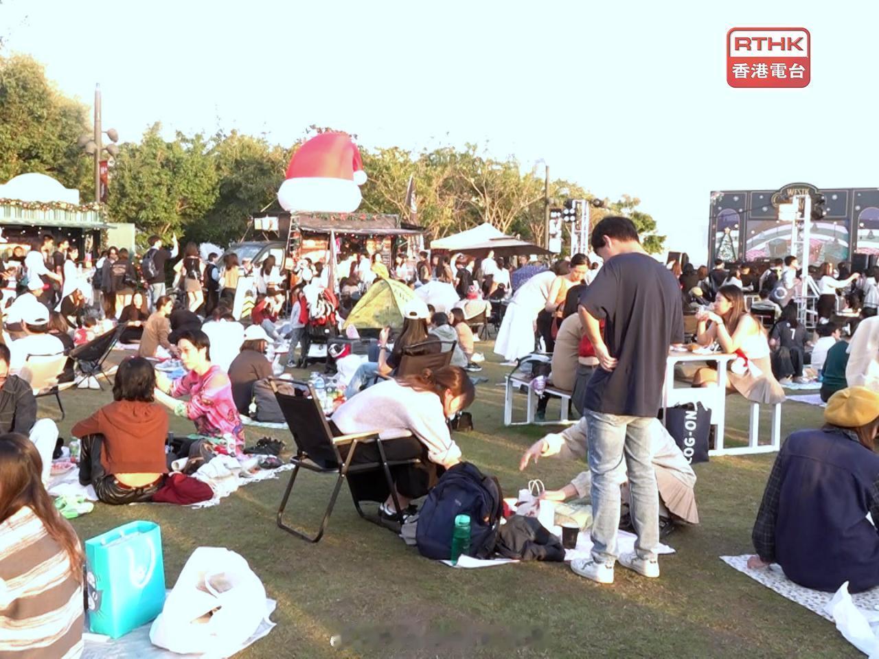 圣诞节 「西九聖誕小鎮 人流多　現實施單向人流管理並籲公眾乘公交前往..」今日聖