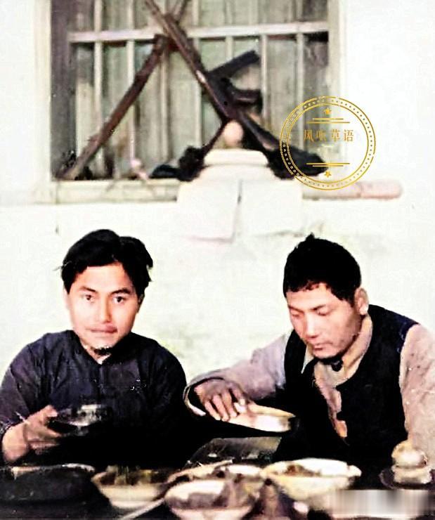 一张日本侵华时期拍摄的老照片。

照片上是两个正在吃饭的男人，桌上摆放着颇为丰盛